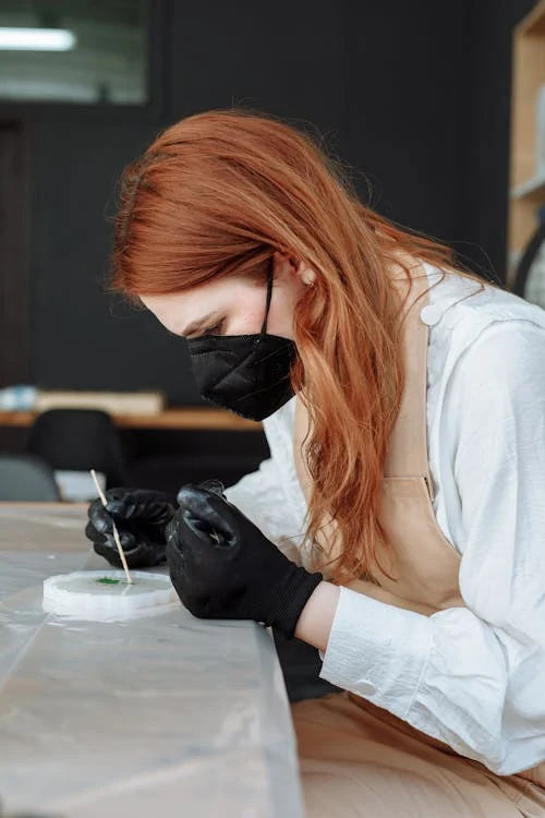 epoxy-resin-girl-in-lab