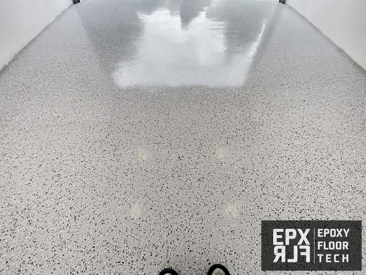 solid-white-colour-epoxy-garage-flooring partail-flake-light-box-grey-epoxy-garage-floors
