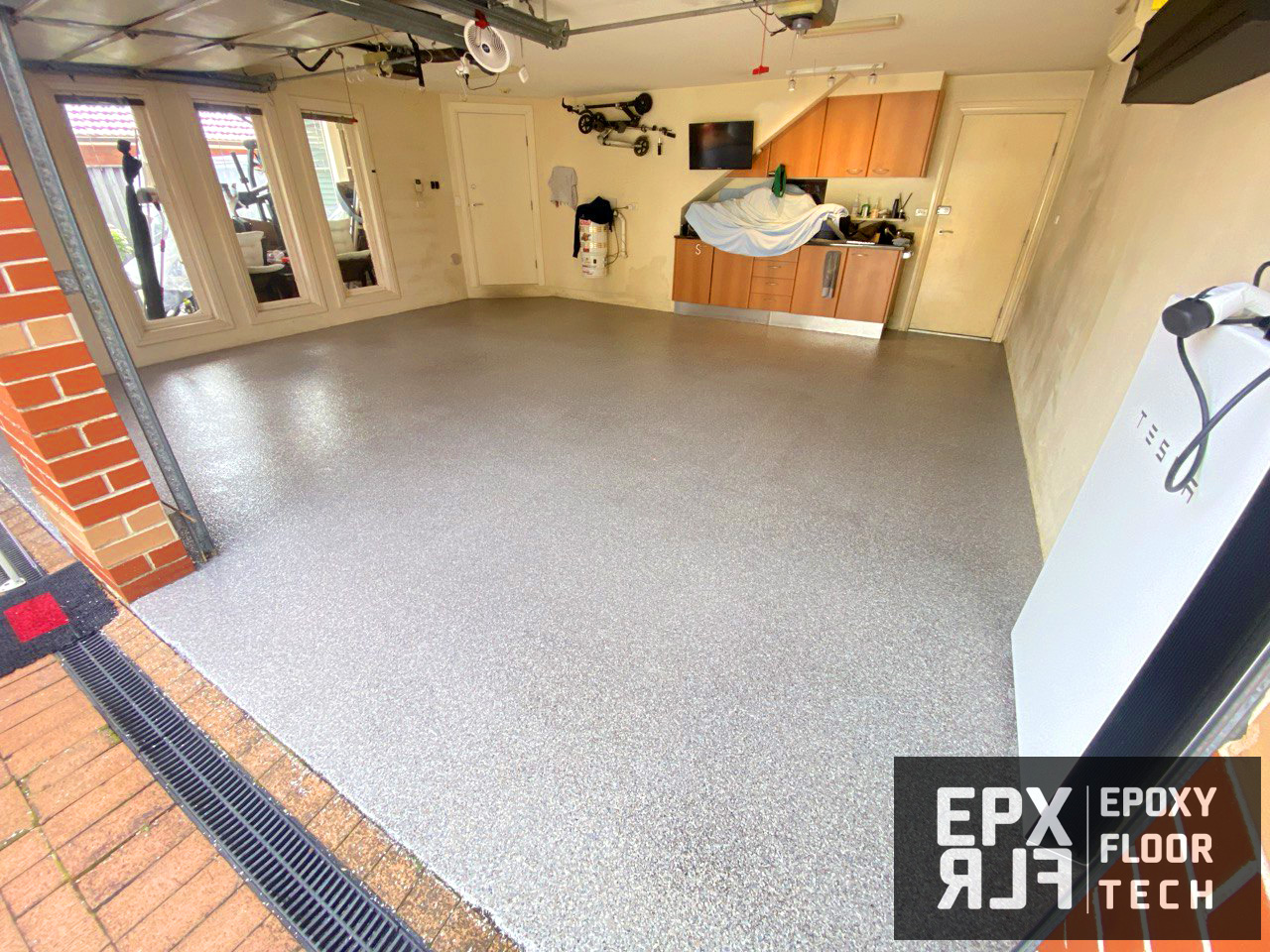 solid-white-colour-epoxy-garage-flooring premium-full-flake-epoxy-flooring-Chatswood